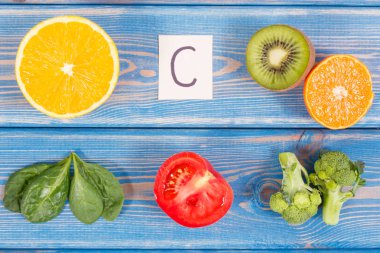 Sağlıklı olgunlaşmış meyve ve sebze C vitamini ve mineraller, sağlıklı yaşam ve beslenme kavramı içeren