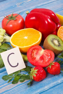 Meyve ve sebze gibi C vitamini kaynakları, diyet lifi ve mineraller, bağışıklık ve sağlıklı beslenme güçlendirilmesi