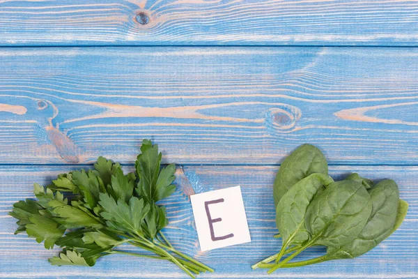 Szpinak i pietruszka zawierające witaminę E, minerały i błonnik, zdrowe odżywianie — Zdjęcie stockowe
