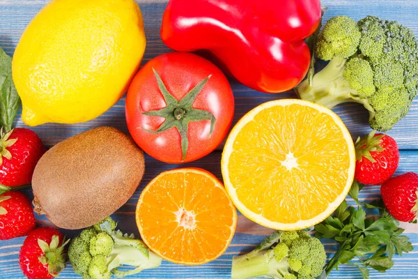 Friss gyümölcsöket és zöldségeket tartalmazó C-vitamin, erősíti az immunitást és egészséges ételek fogalmát — Stock Fotó