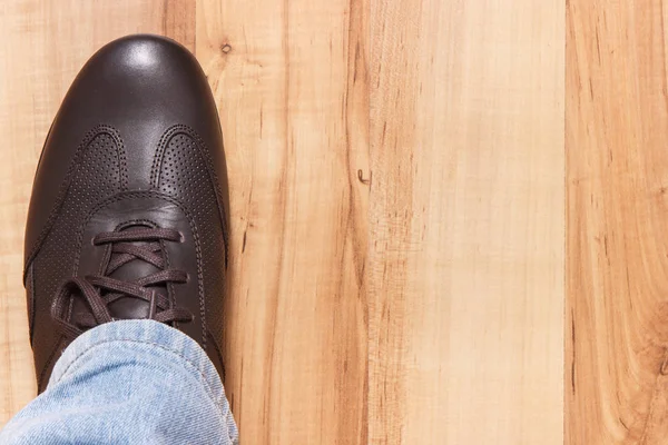 Bruine schoenen voor mannen op rustieke bord, mannelijke schoeisel concept, ruimte voor tekst kopiëren — Stockfoto