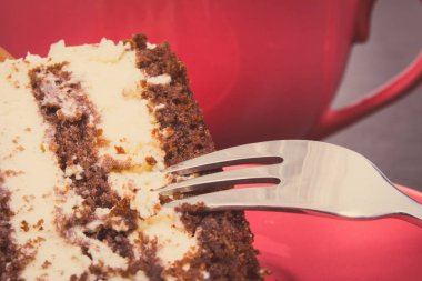 Kek farklı katmanları ve fincan kahve, lezzetli tatlı kutlamalar konsepti için