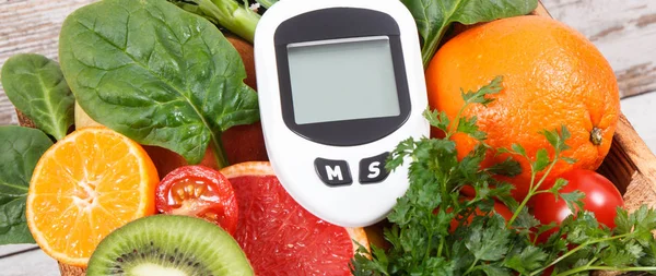 Glukometer för mätning och kontroll av blodsockernivå och frukter och grönsaker. Begreppet diabetes, hälsosam livsstil och kost — Stockfoto