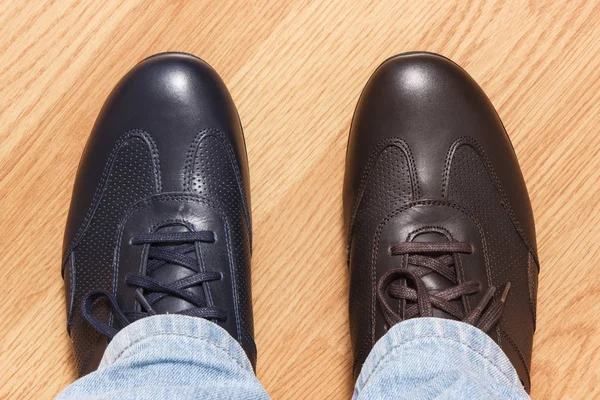 Различные кожаные туфли на борту, мужская обувь концепция — стоковое фото