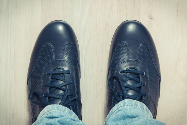 Синие ботинки для мужчин на белой доске, мужская обувь концепция — стоковое фото