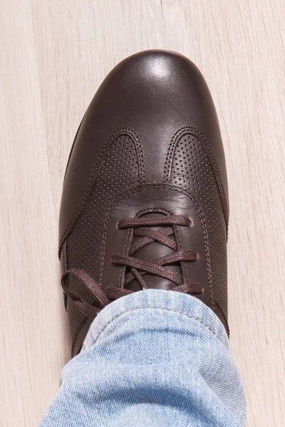 Elegante stijlvolle bruine schoenen voor mannen op wit bord — Stockfoto
