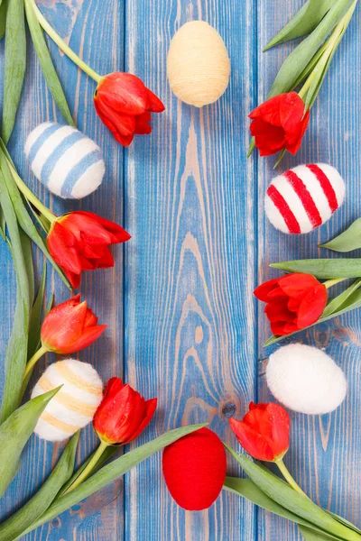 Czerwone tulipany i jajka wielkanocne owinięte wełniany napis, Świąteczna dekoracja, Kopiuj miejsce na tekst — Zdjęcie stockowe
