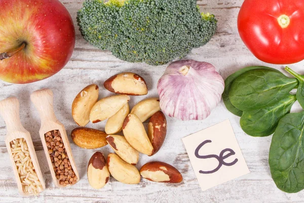 Alimentos que contienen selenio, vitaminas y fibra dietética, concepto de nutrición saludable — Foto de Stock