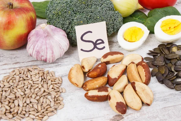 Productos e ingredientes que contienen selenio, minerales y fibra dietética, concepto de nutrición saludable — Foto de Stock