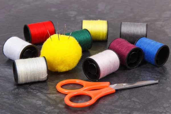 Spools of thread, needle and scissors. Accessories for embroidery and sewing — Stock Photo, Image