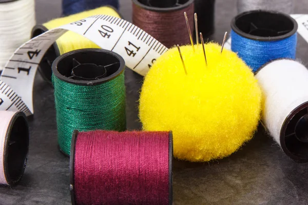 Spoelen van draad, naald en meetlint. Accessoires voor handwerk — Stockfoto