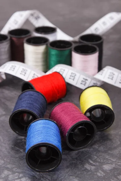 Bobines colorées de fil et ruban à mesurer. Accessoires pour aiguilletterie — Photo