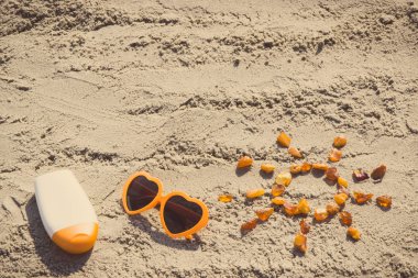 Word ve şekli, güneş, kum plaj, yaz saati ve tatil kavramı üzerinde güneş losyonu ile güneş gözlüğü