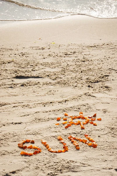 단어와 모래 해변, 여름 시간의 개념에 태양의 모양 — 스톡 사진