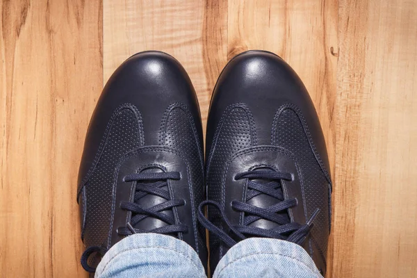 Marineblauwe schoenen voor mannen op rustieke bord, mannelijke schoeisel concept — Stockfoto