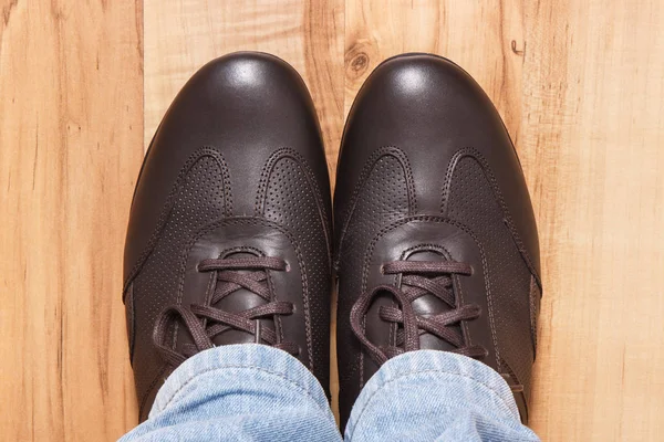 Cómodos zapatos de cuero marrón en tablero rústico, calzado masculino —  Fotos de Stock