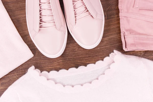 여자 핑크 가죽 신발, 면 바지와 스웨터 소박한 보드에 — 스톡 사진
