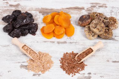 Doğal vitaminler ve diyet lifi, sağlıklı beslenme kavramı içeren gıda