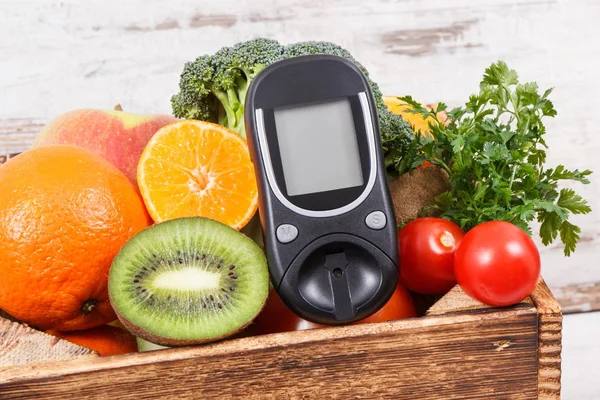 Glükométer mérésére cukor a gyümölcsök és zöldségek. Koncepció, a cukorbetegség, az egészséges életmód és táplálkozás — Stock Fotó