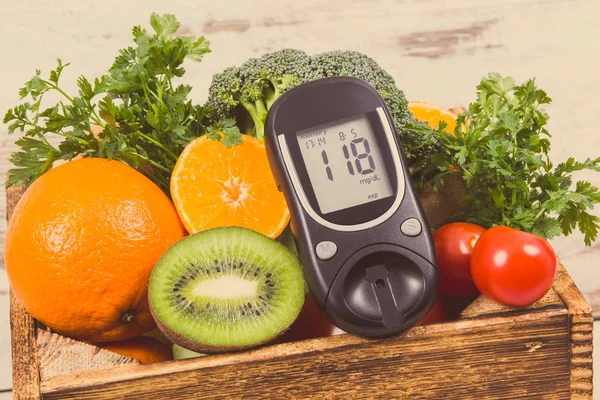 Vércukormérő és friss gyümölcsök, zöldségek. Ellenőrzése a vércukorszintet, a cukorbetegség, egészséges életmód és táplálkozás — Stock Fotó