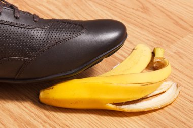 Muz kabuğu üzerinde kaymasını önce kahverengi deri ayakkabı