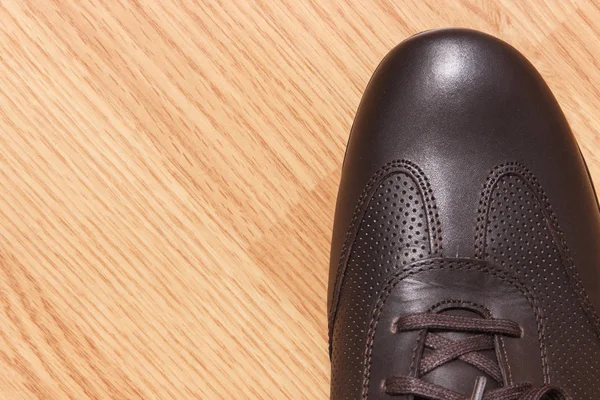 Bruin lederen schoen voor mannen op houten achtergrond, mannelijke schoeisel, plaats voor tekst — Stockfoto