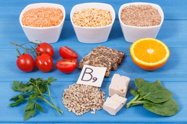 Vitamin B9 ve diyet lifi, sağlıklı beslenme kavramı içeren besleyici ürünler