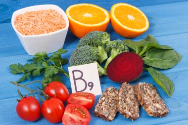 Vitamin B9, doğal mineral ve folik asit, sağlıklı beslenme kavramı içeren besleyici farklı malzemeler