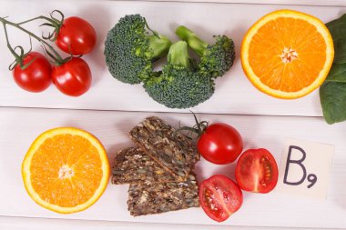Vitamin B9, doğal mineral ve folik asit, sağlıklı beslenme kavramı içeren besleyici maddeler