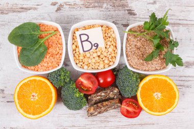 Vitamin B9, doğal mineral ve folik asit, sağlıklı beslenme içeren besleyici farklı malzemeler