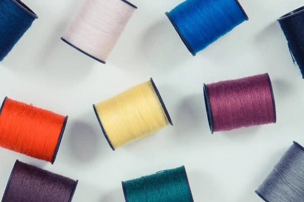 Bobines de fil coloré comme accessoires pour l'utilisation dans la couture . — Photo