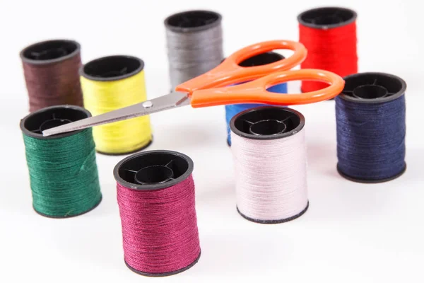 Spools of thread and scissors. Accessories for needlework — Stock Photo, Image