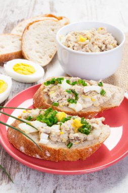 Uskumru veya ton balığı sandviç yumurta ve Frenk soğanı ile yapıştırın