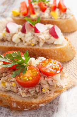 Uskumru veya ton balığı ile huysuz baget yapıştırın, sağlıklı beslenme