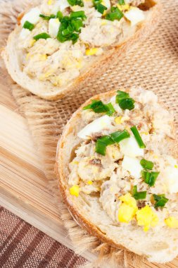 Gevrek baget veya uskumru veya ton balığı Yapıştır sandviçle closeup