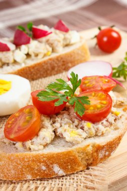 Uskumru veya ton balığı ile taze hazırlanmış baget yapıştırın