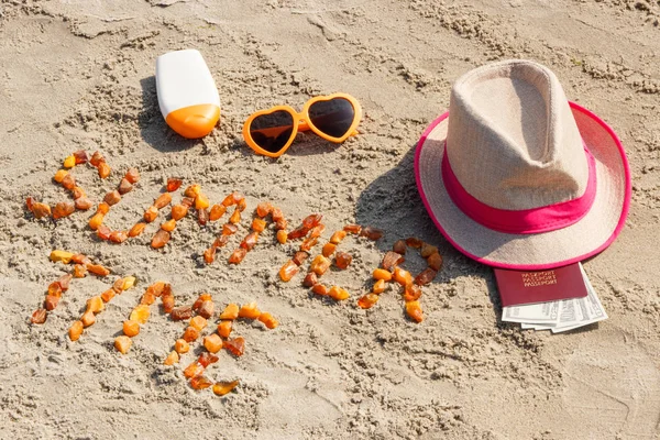 비문 여름 시간, 일광욕, 해변에서 모래에 통화 달러와 여권에 대 한 액세서리 — 스톡 사진