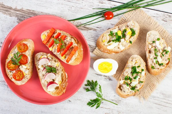 Бутерброди і багет з макреллю або пастою для риби тунця — стокове фото