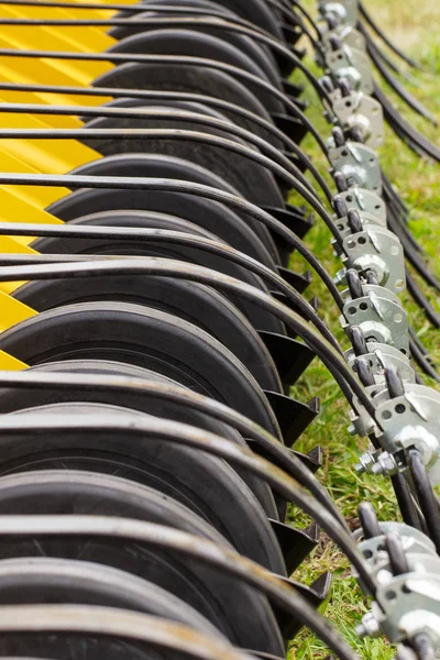 Primo piano della nuova seminatrice agricola, tecnologia moderna nel concetto di agricoltura — Foto Stock