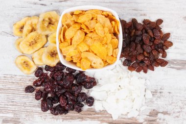 Kaynak vitaminler, karbonhidratlar ve diyet lifi olarak sağlıklı malzemelerle