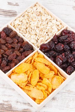 Kaynak karbonhidrat, vitamin ve lif, besleyici olarak çeşitli pul ile kurutulmuş meyve yeme