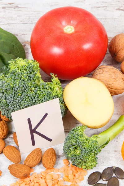 Φρούτα και λαχανικά που περιέχουν βιταμίνη Κ, καλίου, φυσικά μέταλλα και φυτικές ίνες — Φωτογραφία Αρχείου