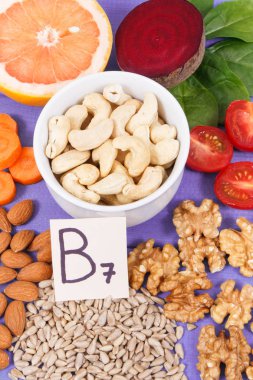 Besleyici farklı malzemeler içeren B7 vitamini, doğal mineral ve lif, sağlıklı beslenme