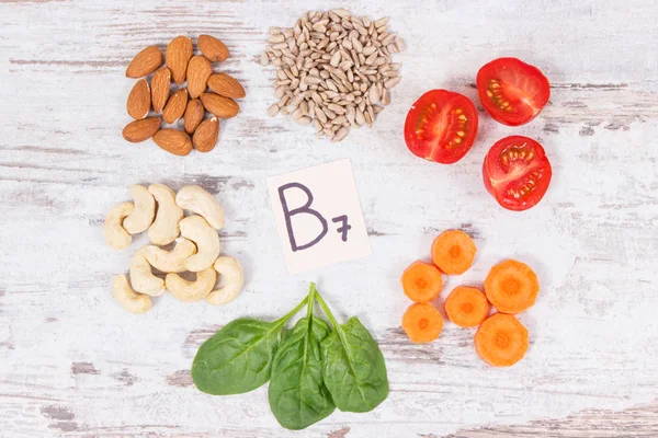 Besleyici farklı malzemeler içeren B7 vitamini, doğal mineral ve lif, sağlıklı beslenme — Stok fotoğraf