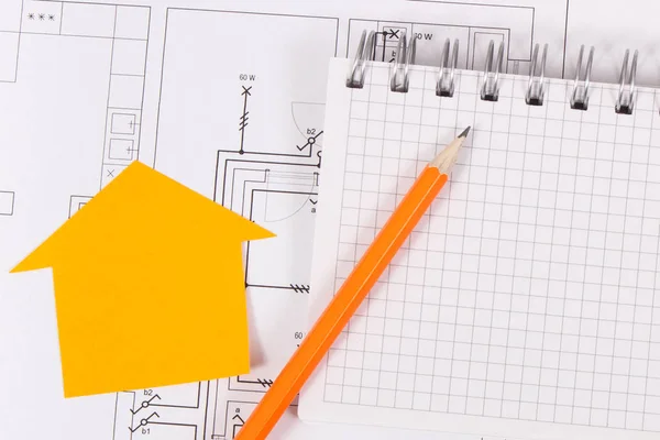 Σημειωματάριο με μολύβι και σπίτι σχήμα στεγαστικό σχέδιο, πωλούν και αγοράζουν σπίτι ή επίπεδη έννοια — Φωτογραφία Αρχείου
