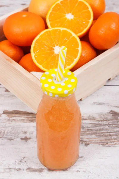 新鲜混合的橘子牛尾从水果。饮食和健康营养概念 — 图库照片