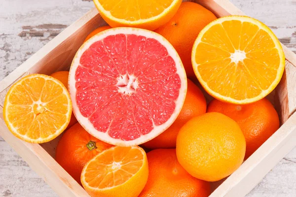 木盒中的新鲜柑橘类水果。瘦身、饮食和健康营养观念 — 图库照片