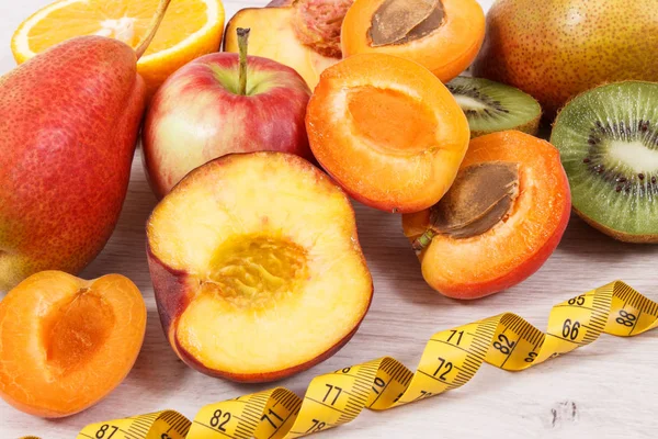 含有营养维生素的新鲜水果, 健康的生活方式和厘米, 瘦身的概念 — 图库照片