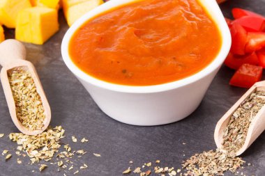 Kabak sos veya ketçap yemekleri, malzemeler ve baharatlar ek olarak