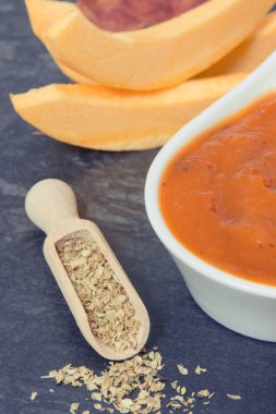 Kabak sos veya ketçap yemekleri, malzemeler ve baharatlar ek olarak